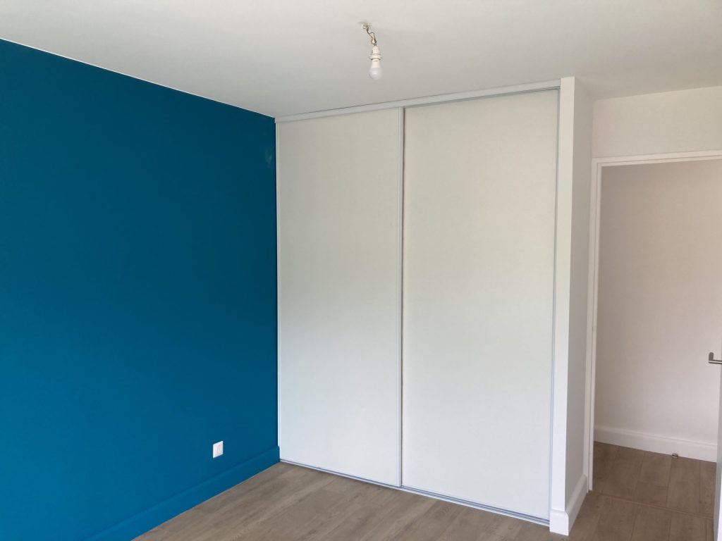 Chambre avec mur bleu et blanc