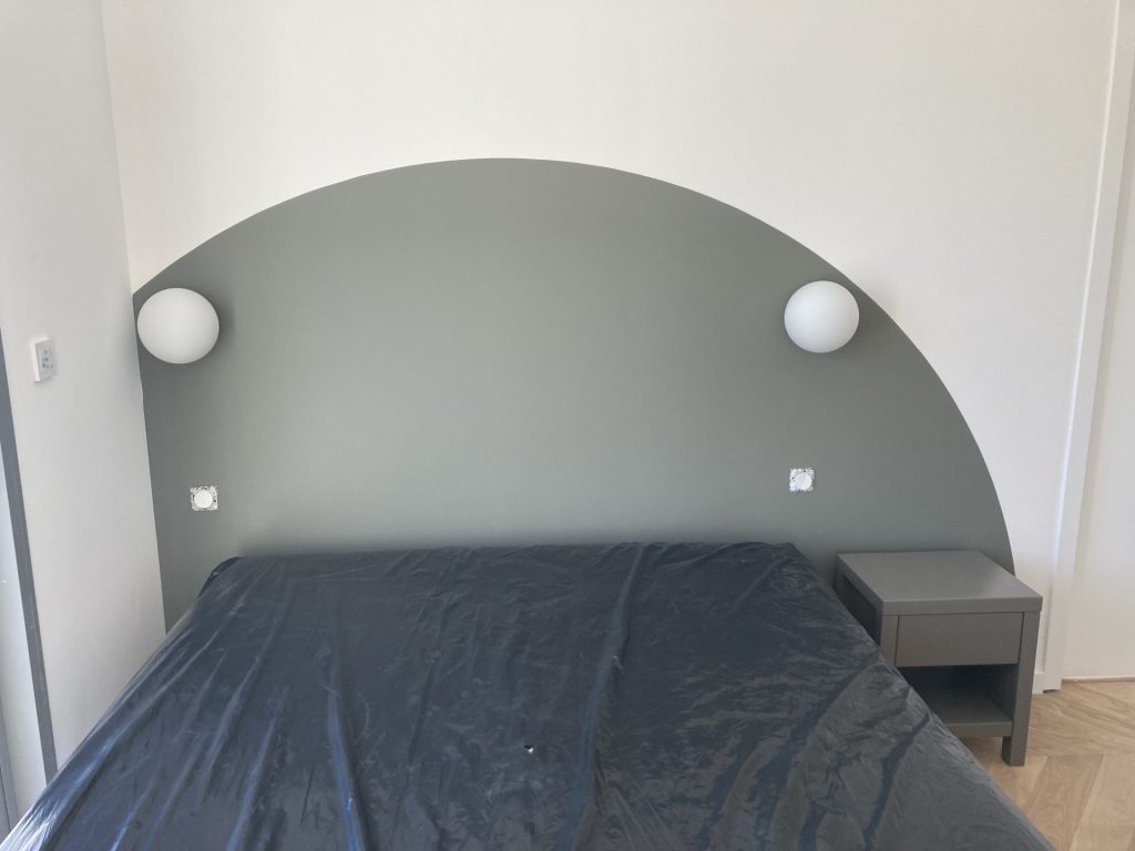 tete-de-lit-en-peinture-par-peintre-dinterieur